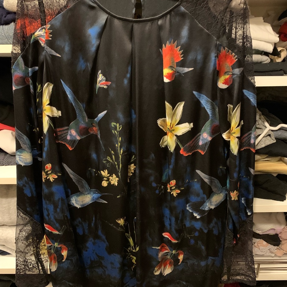 Gorgeous Alice and Olivia 100% silk blouse with lace in sets.